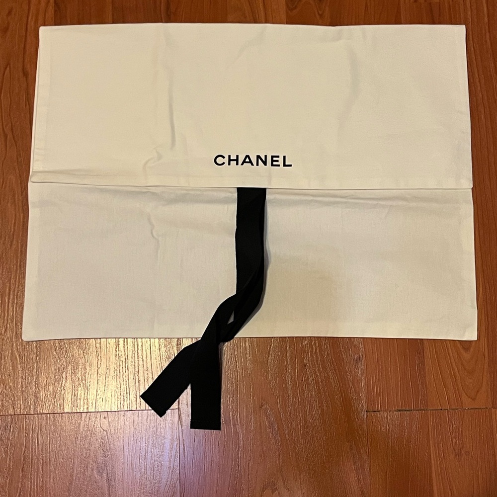 CHANEL Ivory Bag with Black Lettering - Picture 2 of 4